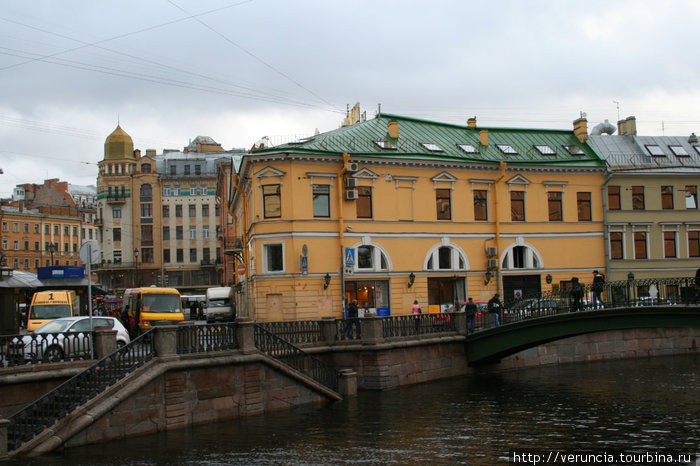Вид на Сенную площадь через канал Грибоедова неподалеку от Казначейской улицы. Санкт-Петербург, Россия