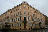 Казначейская ул.,7 – дом купца Олонкина (1864-1867гг.) Здесь были написаны «Преступление и наказание» и «Игрок».