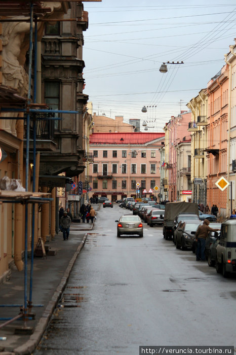 Иллюзорный эффект тупика в Столярном переулке. Санкт-Петербург, Россия