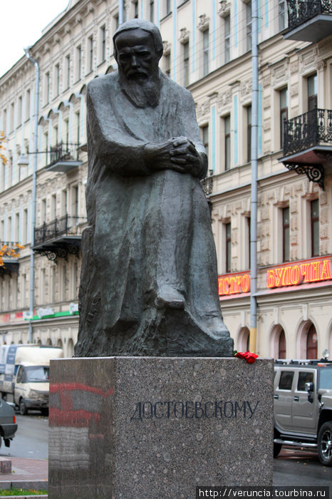 Достоевский санкт. Памятник Достоевскому у метро Владимирская. Достоевский памятник в Петербурге. Памятник ф. м. Достоевскому в Петербурге. Федор Достаевский памятник в Санкт-Петербурге.