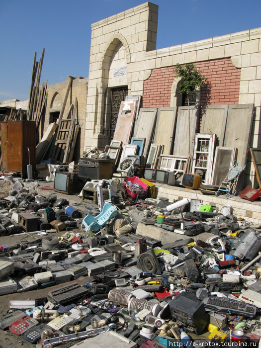 Обитают продавцы в тоже б.у. склепах в городе мёртвых.
Фотографироваться не очень любят. Египет