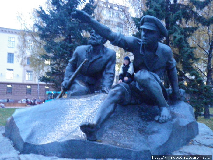 фигуры возле памятника Я.Колосу Минск, Беларусь