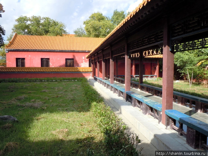 На территории китайского монастыря Лумбини, Непал