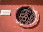 Круглое окно в китайском монастыре