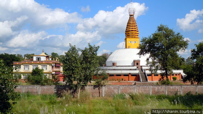 Вид из корейского монастыря на соседей — непальский монастырь Лумбини, Непал