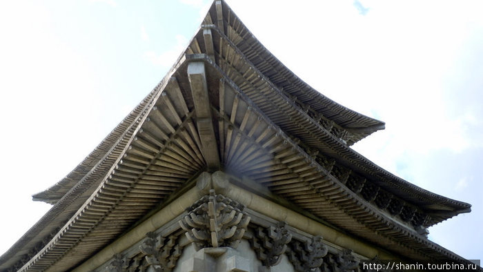 Многоярусная крыша-пагода корейского храма Лумбини, Непал