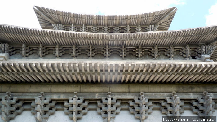 Крыша корейского храма Лумбини, Непал