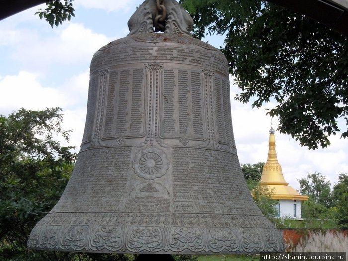 Колокол у бирманского храма Лумбини, Непал