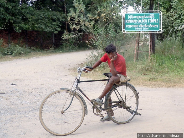Велосипедист на дороге к бирманскому храму Лумбини, Непал