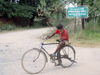 Велосипедист на дороге к бирманскому храму