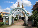 Ворота монастыря у бирманского храма