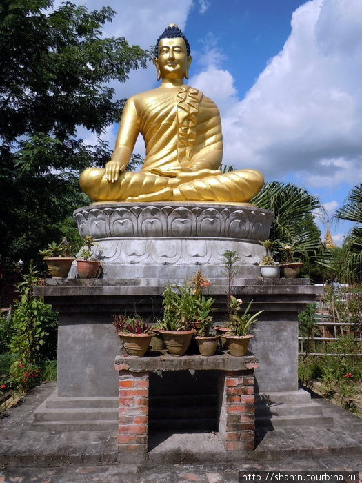 Золотой ББудда в бирманском монастыре Лумбини, Непал