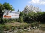 У стены тайского монастыря
