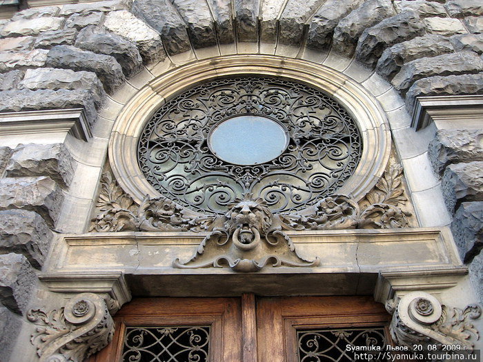 Фрагмент архитектурного декора. Львов, Украина