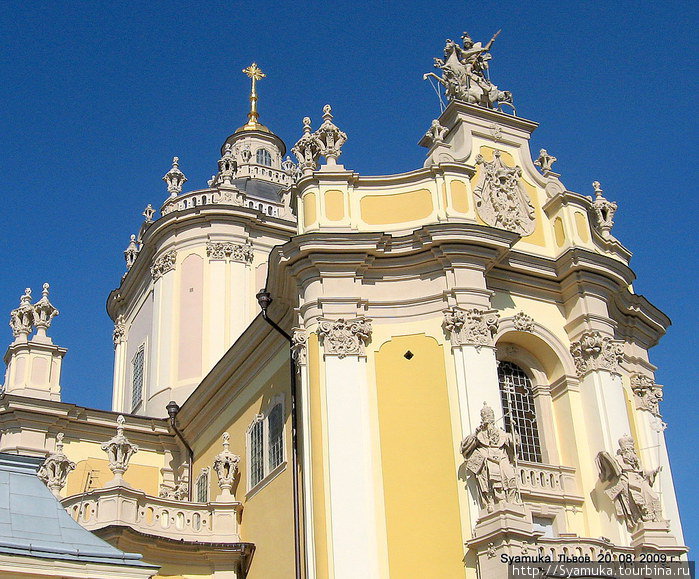 Строение собора украшено скульптурами, балюстрадами, капителями. Львов, Украина