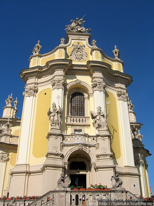 Атика фасада завершается монументальной скульптурой Святого Юрия. Львов, Украина