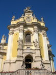 Атика фасада завершается монументальной скульптурой Святого Юрия.