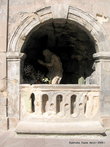 а под террасой в пещерке разместилась скульптура св. Онуфрия работы Симеона Стажевского.