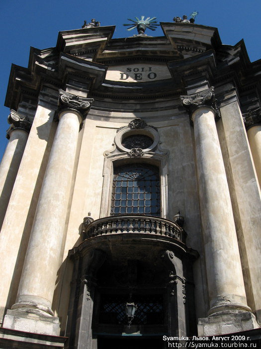 Фрагмент главного входа в Доминиканский костел. Львов, Украина