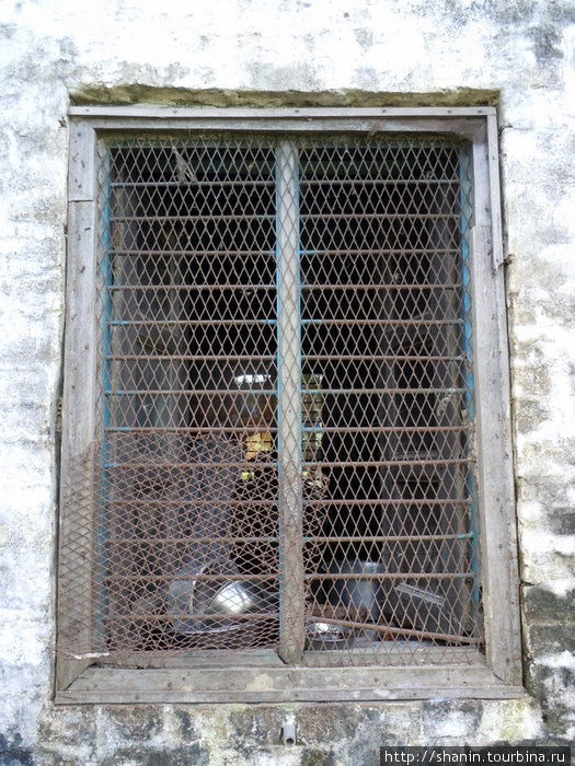 Окно монастырской кухни Лумбини, Непал