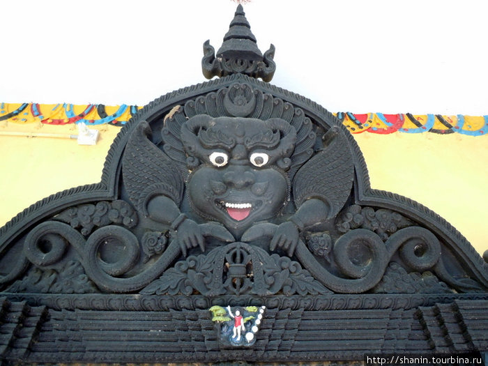 Бхайрава над входом в храм Лумбини, Непал