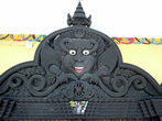 Бхайрава над входом в храм