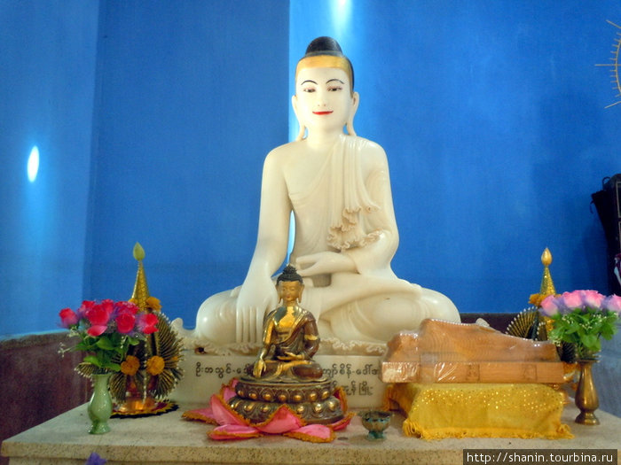 Белый Будда в храме Лумбини, Непал