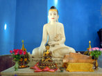 Белый Будда в храме