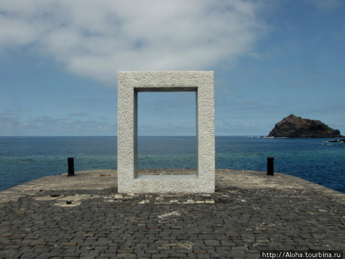 Дверь без двери. Да еще и фрагмент (не сняла петли). Но ведь неплохо смотрится! Гарачико, остров Тенерифе, Испания