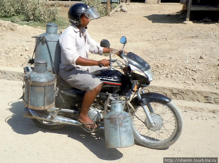 Мотоциклист с бидонами Лумбини, Непал