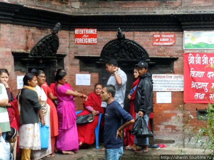 Паломники у входа на прием к Кумари — иностранцам вход запрещен Катманду, Непал