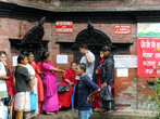 Паломники у входа на прием к Кумари — иностранцам вход запрещен