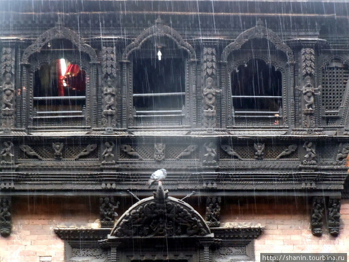 Окно на втором этаже дворца Кумари обычно закрыто, открыли только на один день по поводу праздника дасани. Катманду, Непал