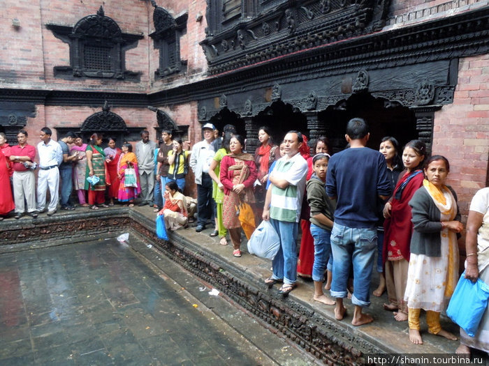Туристы во внутреннем дворе дворца Кумари Катманду, Непал