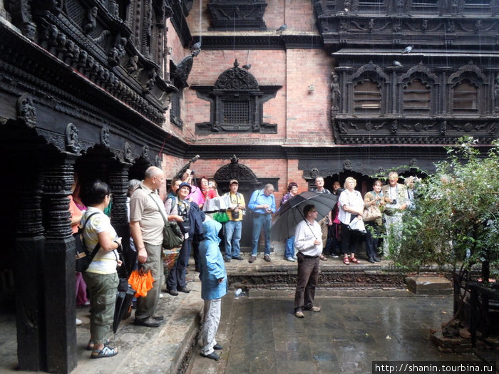 Туристы во дворце Кумари Катманду, Непал