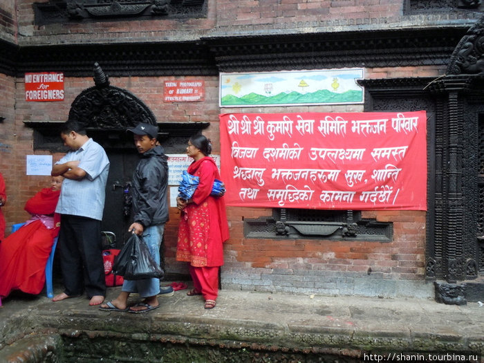 У входа во внутренние помещения дворца Кумари Катманду, Непал