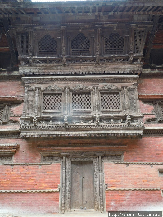 Резьба по дереву — дверб, окно, балкон Катманду, Непал