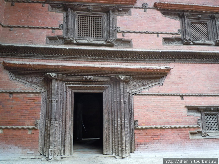 Дверь и окна на кирпичной стене Катманду, Непал