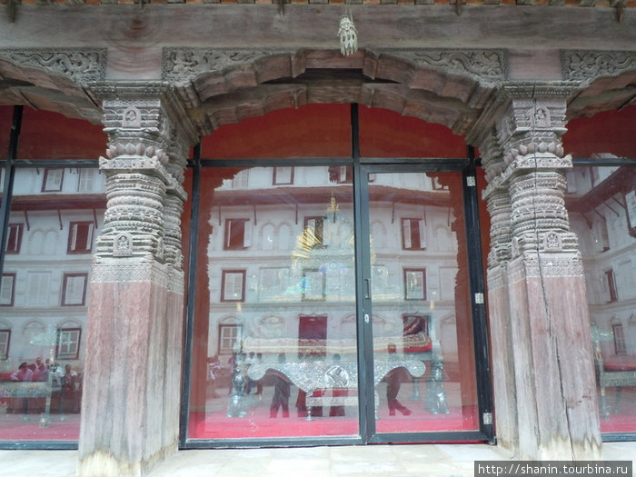 Статуя за стеклом Катманду, Непал
