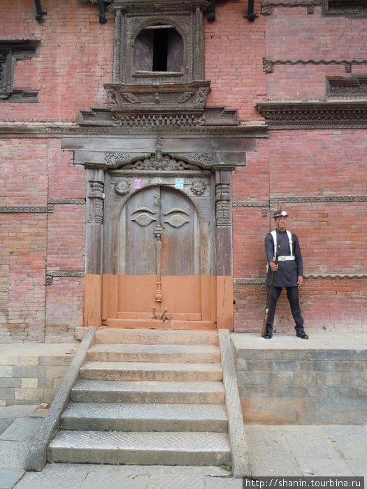 Охранник у входа Катманду, Непал