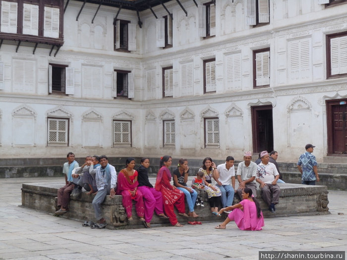 Туристы во внутреннем дворе Катманду, Непал