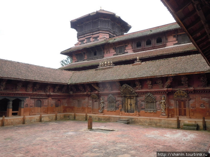В закрытом для туристов внутреннем дворе Королевского дворца Катманду, Непал