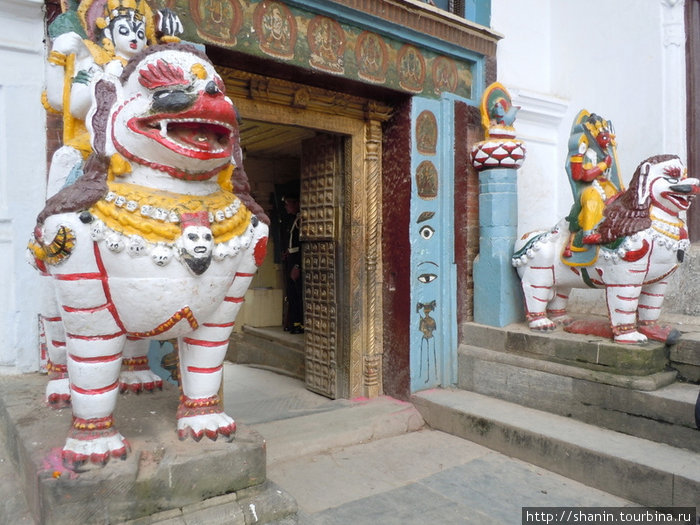 Вход охраняют львы Катманду, Непал