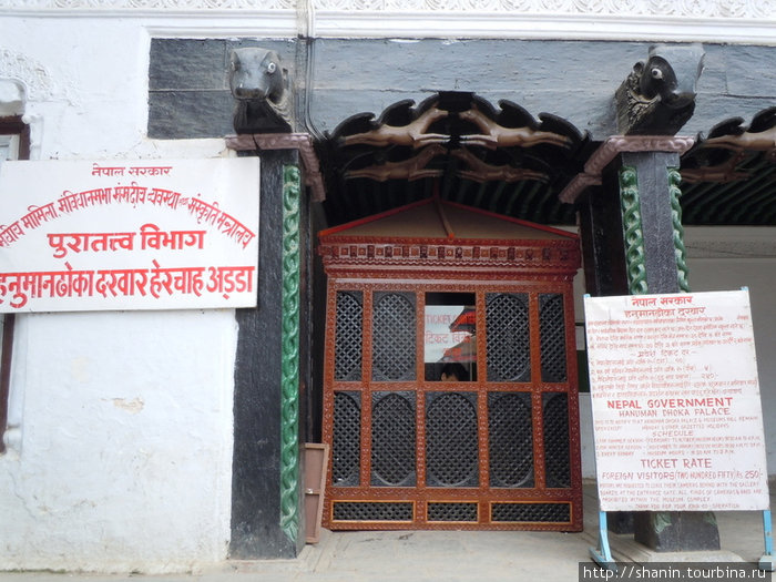 Билетная касса — для иностранцев вход в музей платный Катманду, Непал