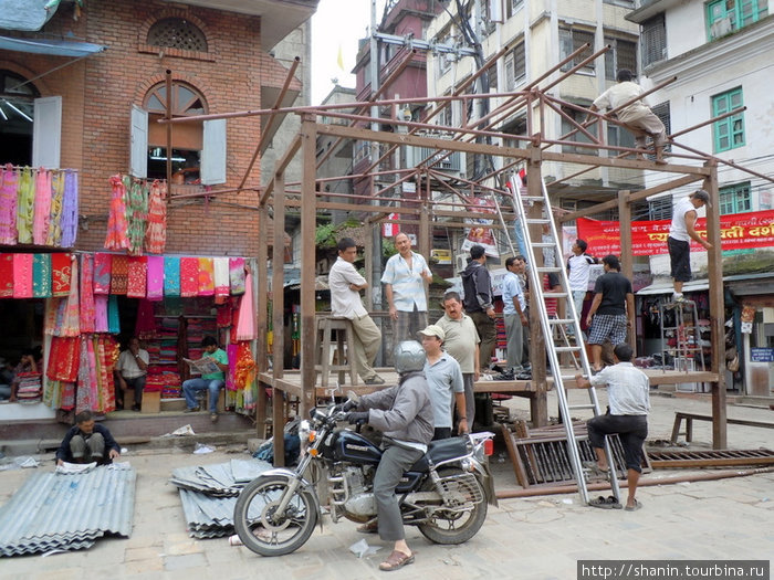 Строится что-то новое в Старом городе Катманду, Непал