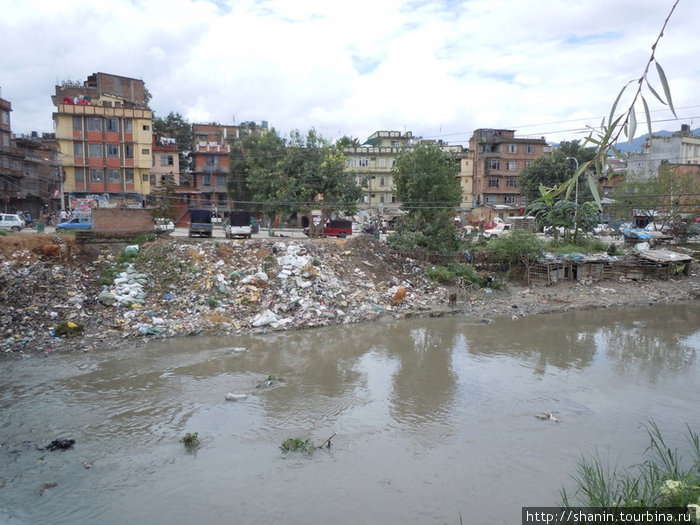 Река Багмати в Старом городе Катманду, Непал