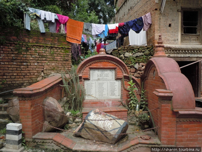 Белье сушится прямо на улице Катманду, Непал