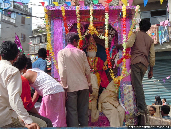 В кузове грузовика у стату индуистского бога Катманду, Непал