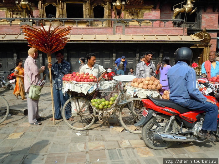 Торговцы перед храмом Катманду, Непал