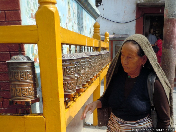 Паломница у молитвенных барабанов Катманду, Непал